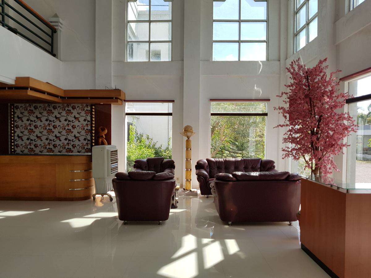 Grand Royal Taliwang Hotel Dış mekan fotoğraf